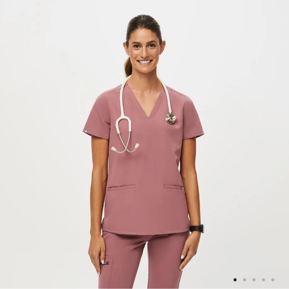 Figs Casma Three-Pocket Scrub Top mauve
Great condition, no rips stains or blems